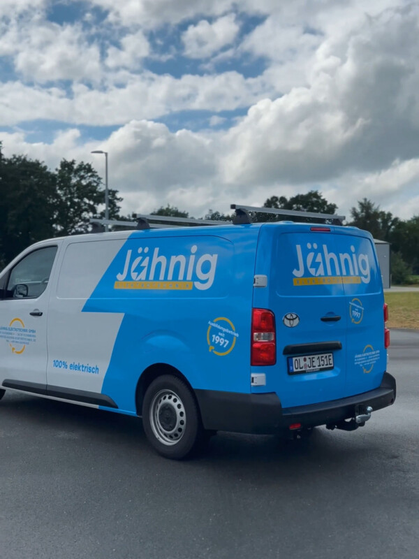 ⚡️ Neues Design auf den Straßen von Oldenburg! ⚡️ Für unseren Kunden Jähnig Elektrotechnik durften wir diese schicke Teilfolierung umsetzen. …